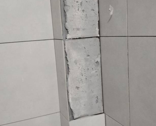 湟源瓷砖空鼓维修公司分享下瓷砖施工前基层浇水润湿程度不足，可能导致以下问题